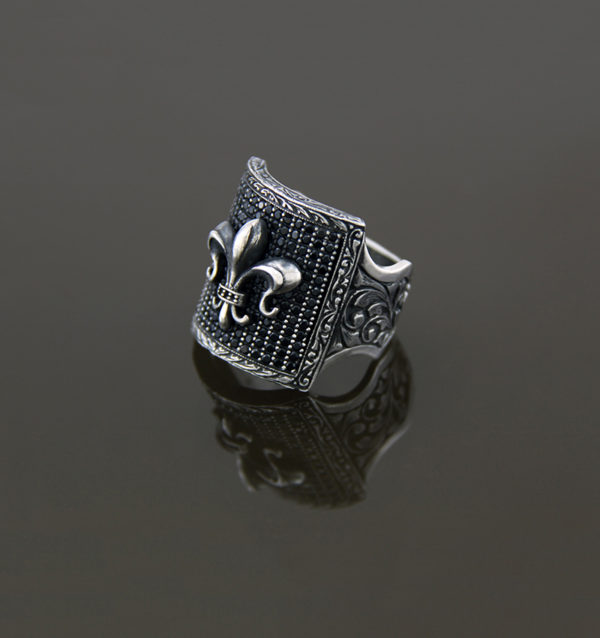 ENGRAVED SQUARE BLACK PAVE ZC – FLEUR DE LIS B